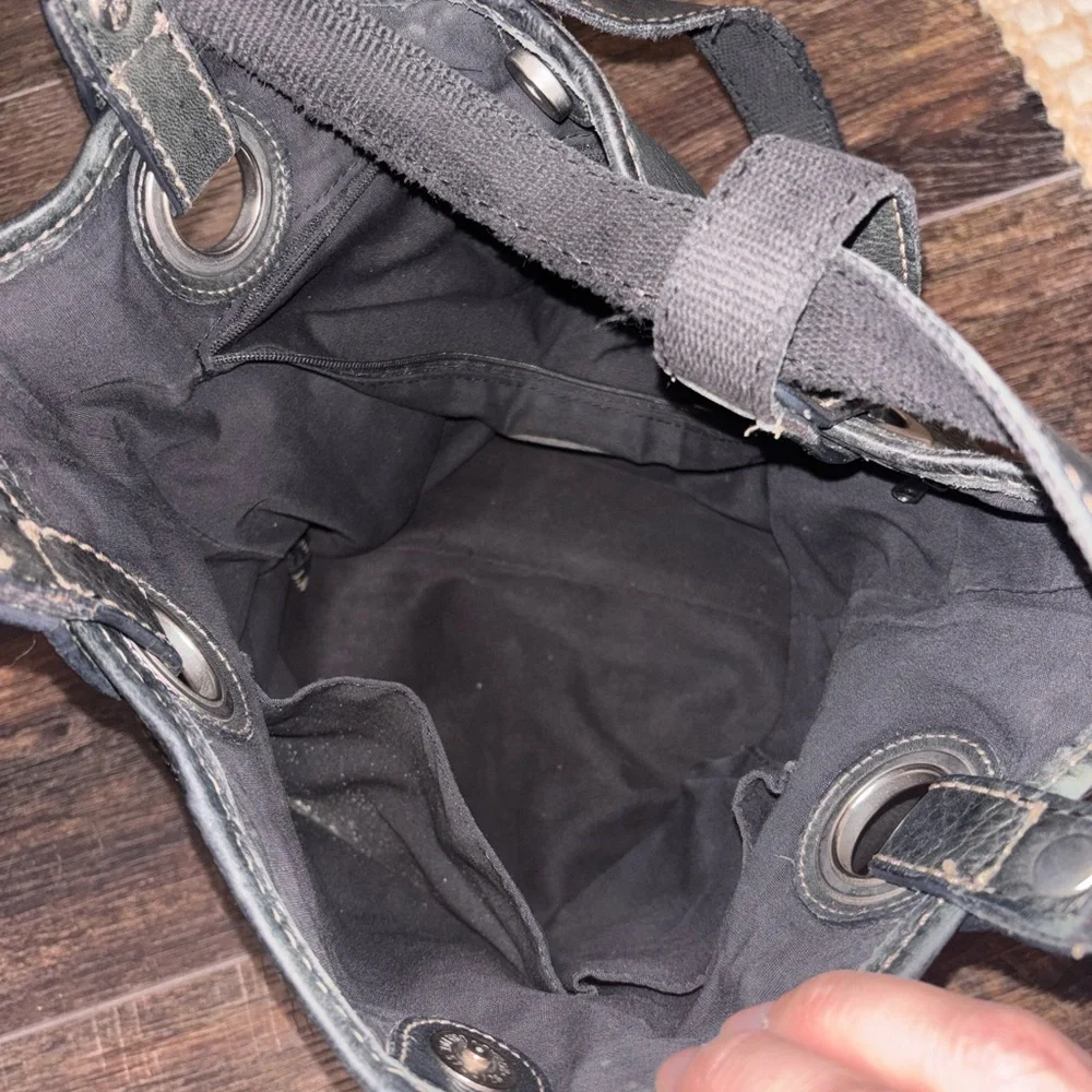 Classic Black Leather Shoulder bag with Contrast Stitching